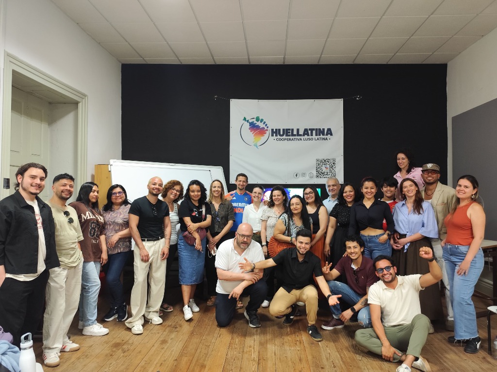 Participantes de una actividad comunitaria de Huellatina