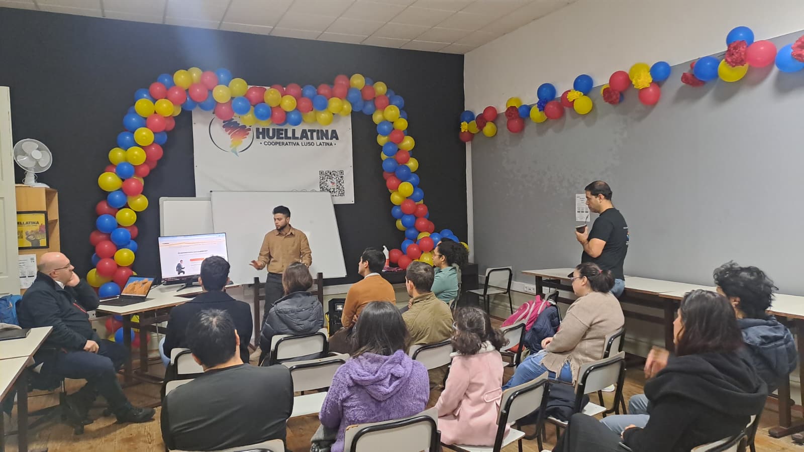 Equipo de Huellatina en una actividad comunitaria